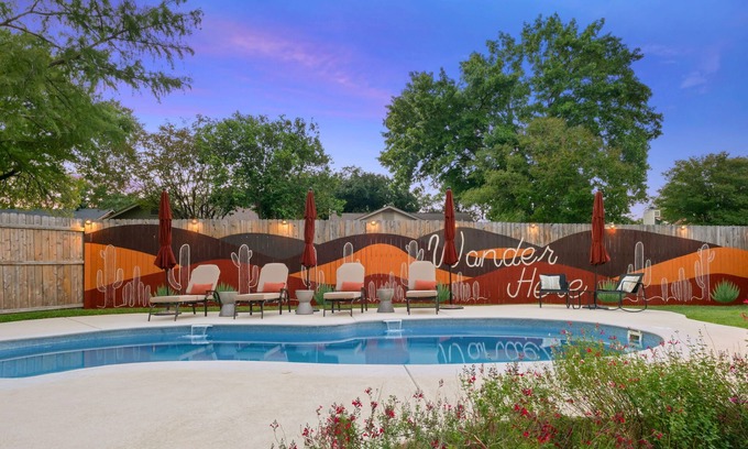 Blossoms Park House | Have Fun, Relax -Heated Pool, Hot Tub, Game Room, Fire Pit & Gym