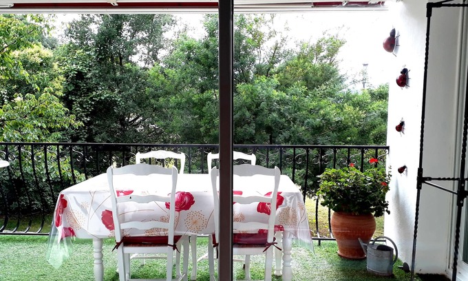 Ceret Apartment | Tranquil Retreat in Roussillon with Stunning Ocean Views