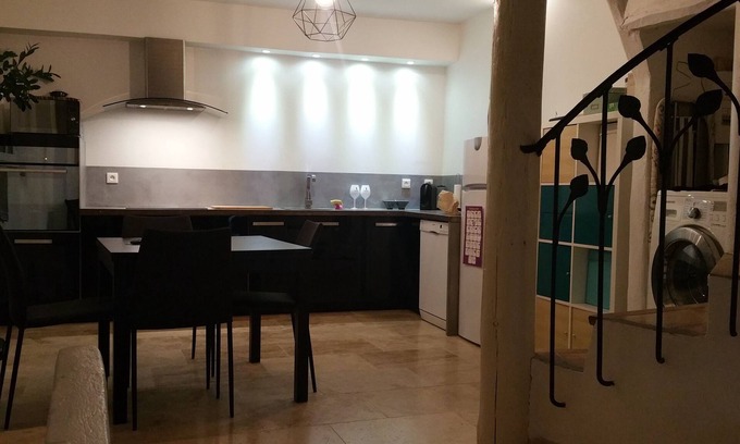 Merindol House | Tranquil Retreat in Luberon with Spa & Kitchen Amenities