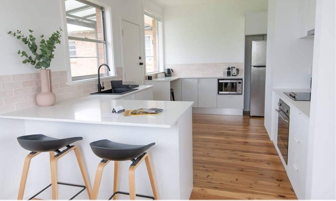 Bletchington House | Haven on Hill: Modern Retreat with Family-Friendly Amenities
