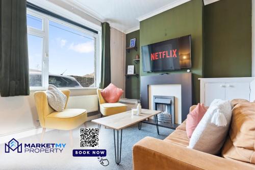 Abertillery House | Haven on the Hill - FREE Parking & Great for Groups