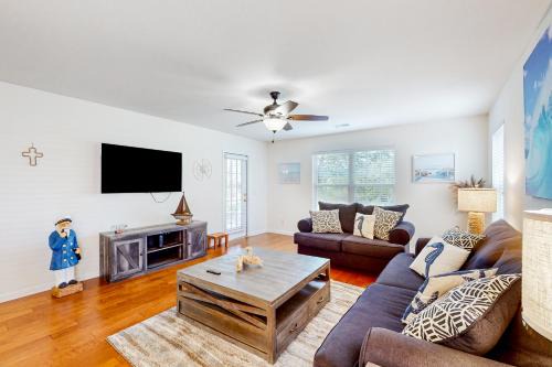 Pawleys Island Apartment | Pet-Friendly Haven On The Links with Pool & Hot Tub
