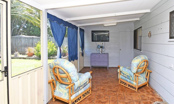 Point Vernon House | Cozy Haven On The Point Steps from the Beach with Ocean Views
