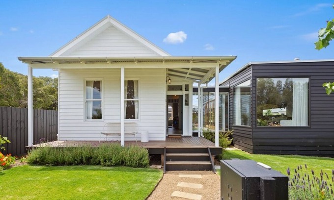 Newhaven House | Oceanfront Haven Stay: 4BR Family Retreat with Kitchen