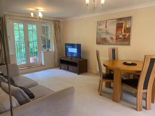 Basingstoke Apartment | Inviting Haven with Patio for Family Getaways