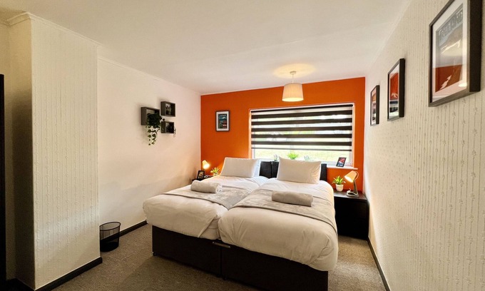 Clifton House | Family-Friendly Havenwood House with Breakfast & Kitchen