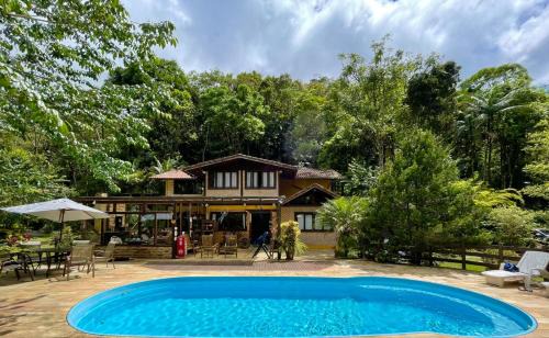 Lumiar House | Discover Havilá Arara Azul: Poolside Oasis with Ocean View