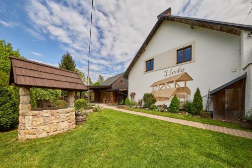 Havlovice Apartment | Charming Stay at Havlovice Near the Wooden Footbridge