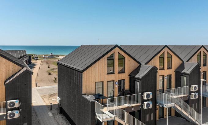 Venemose Apartment | Discover Inviting Oceanfront Retreat with Breathtaking Views