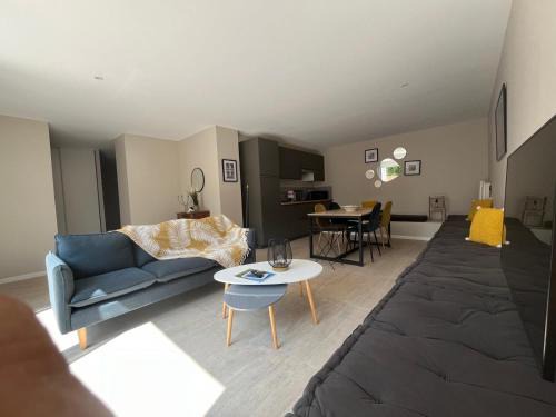 Les Camoins Apartment | Relaxing Haven with Pool and Lush Garden Retreat