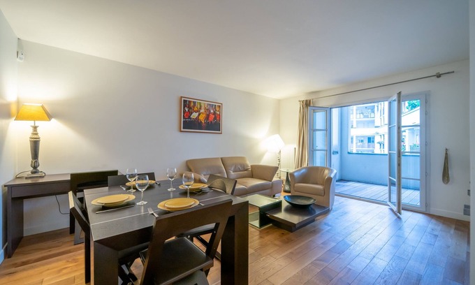 Faubourg de l'Arche Apartment | Tranquil Haven: Apartment with Terrace & Spa Amenities