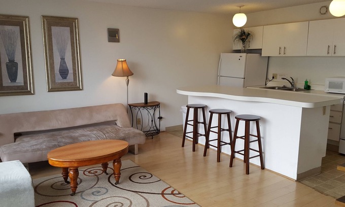 Waikiki Apartment | Beachside Stay: Pet-Friendly Hotel Steps from the Ocean