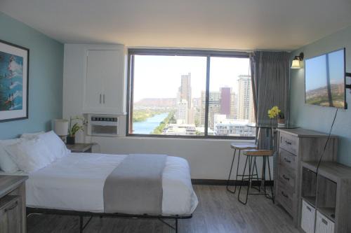 McCully - Moiliili Apartment | Hawaiian Monarch Condo: Poolside Retreat for Families