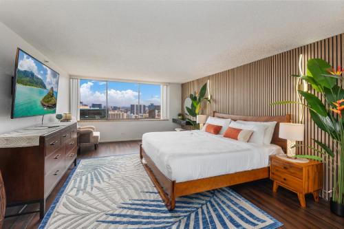 Waikiki Apartment | Top-Rated Hawaiian Monarch Penthouse with Pool & Hot Tub