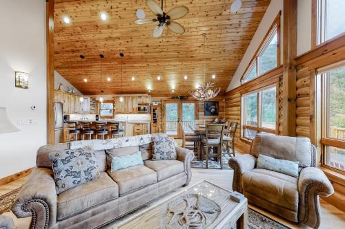 Turtle Lake House | Discover Hawk Perch: Family-Friendly 4-Star Getaway