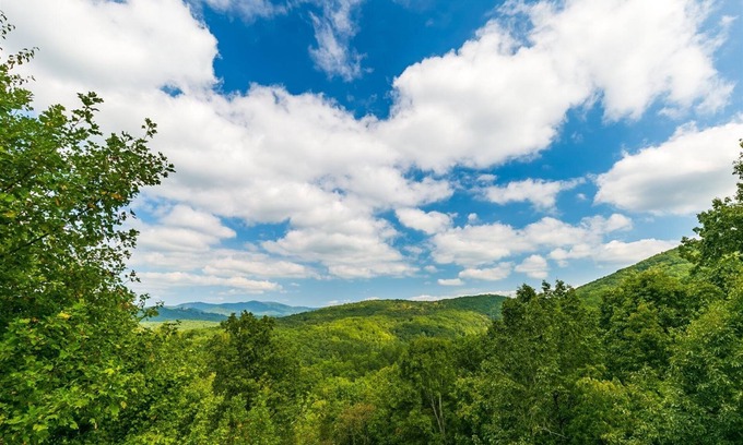 Ridgeline Vistas Cabin | Relax at Hawk's Hideaway: Cozy Retreat in Blue Ridge GA