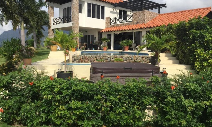 La Laguna Bed & Breakfast | Hawk's Nest Bed & Breakfast: Oceanfront Paradise Awaits