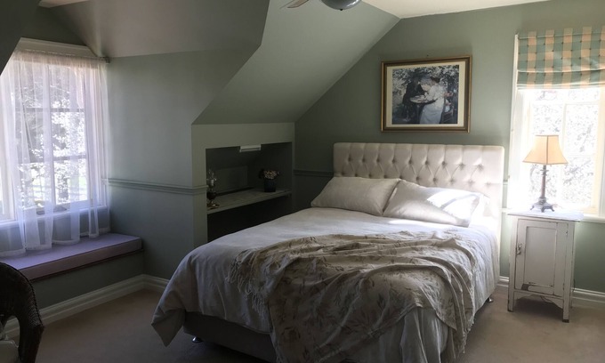 Mount Rankin House | Relaxing Stay with Pool, Spa & Balcony in Queen Room
