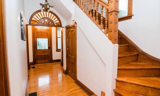 Jefferson City House | Top-Rated Hawkin's House Lower Suite in Downtown Jefferson City