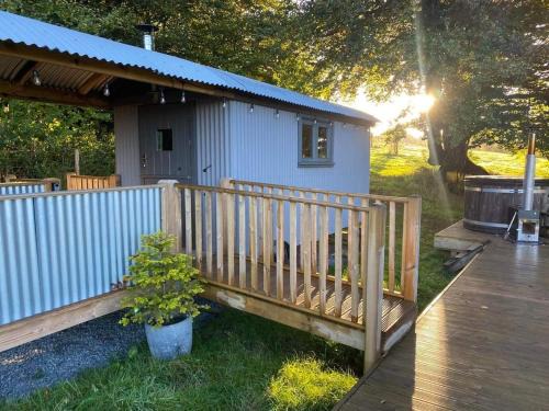 Knowstone Ski Chalet | Discover Hawkings Hideaway: Pet-Friendly Family Retreat