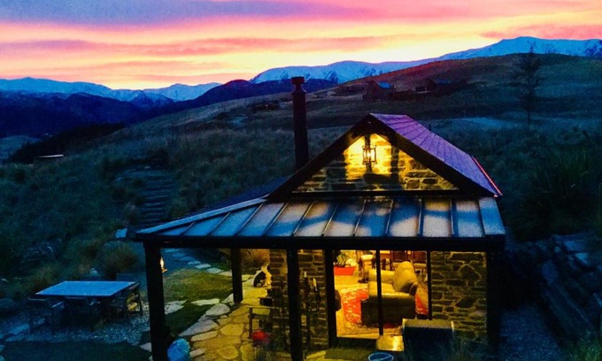 Lake Hayes Ski Chalet | Hawkridge Chalet: Romantic Getaway for Honeymooners