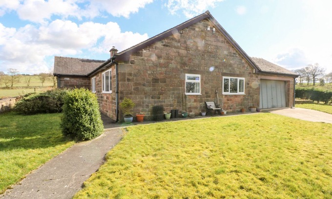 Longnor Cottage | Welcoming Hawksbridge Bungalow with Open Fire in Leek