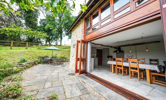 Axminster Cottage | Pet-Friendly Hawley Farm: Top-Rated Family Getaway