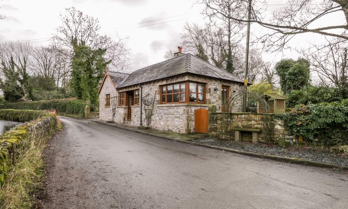Kendal Cottage | Family-Friendly Hawthorn Cottage with Essential Amenities