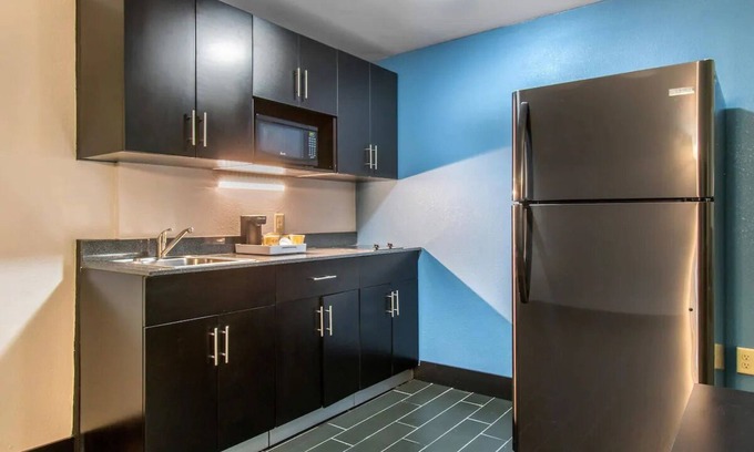 Chambersburg Hotel | Relax at Cburg Inn and Suites with Pool, Spa & Dining