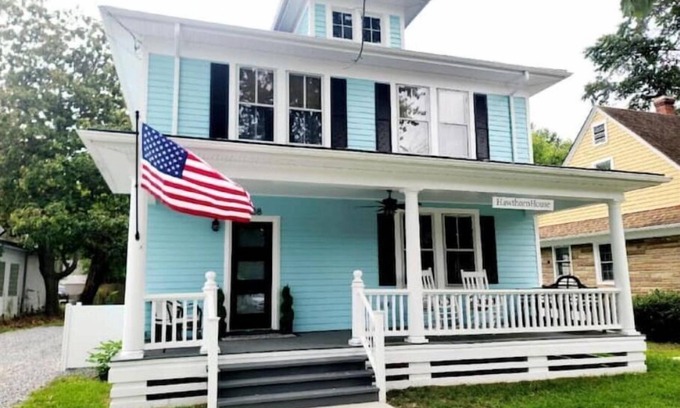 Colonial Beach House | Hawthorn House: Remodeled 3BR Near Town with Breakfast
