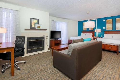 Tinton Falls Hotel | Ideal Stay at Hawthorn Suites: Pet-Friendly & Breakfast Included