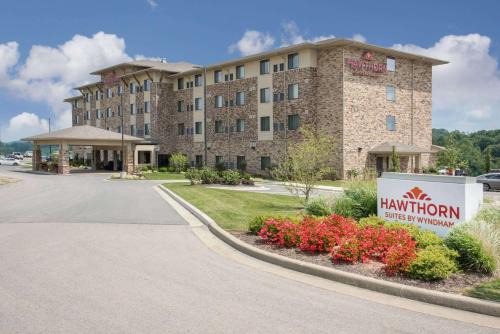 Bridgeport Hotel | Pet-Friendly Hawthorn Suites with Hot Tub & Breakfast