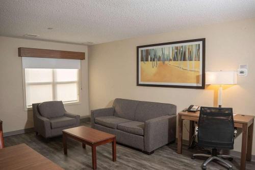 Erie Hotel | Hawthorn Suites