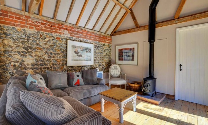 Roughton House | Hawthorne Cottage: Cozy Two-Bedroom House with Hot Tub