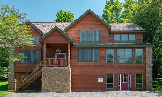 Timberline House | Hawthorne Lodge: Walk to Slopes with Hot Tub & Pool Table