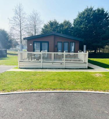Allerthorpe House | Hawthorne Villa: Relax in a Hot Tub and Pet-Friendly Comfort