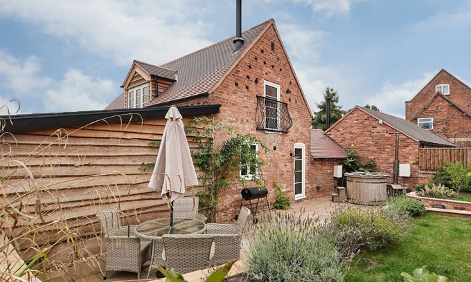 Shrawley Apartment | Relax at Hay Bale Cottage with Spa and Pet-Friendly Amenities