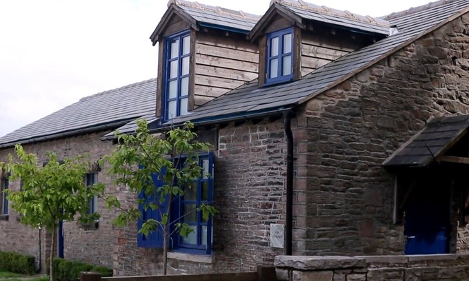 High Peak House | Charming Hay Barn Cottage at New Mills Marina Awaits You