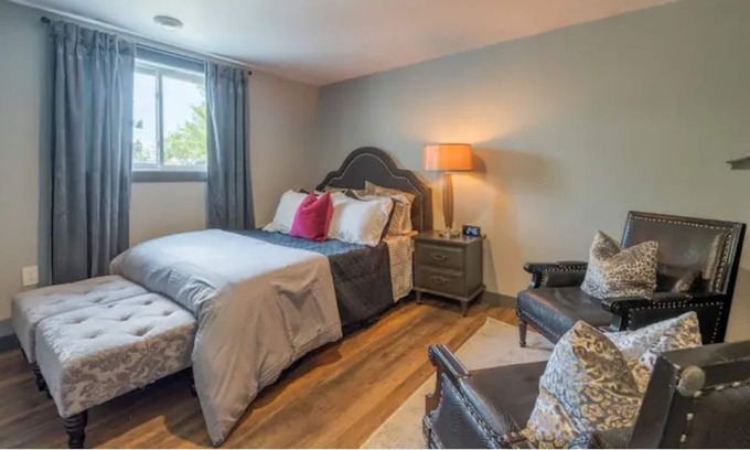 Greater Napanee Apartment | Hay Bay Lakefront Cottage w/ Private Dock & Kayaks