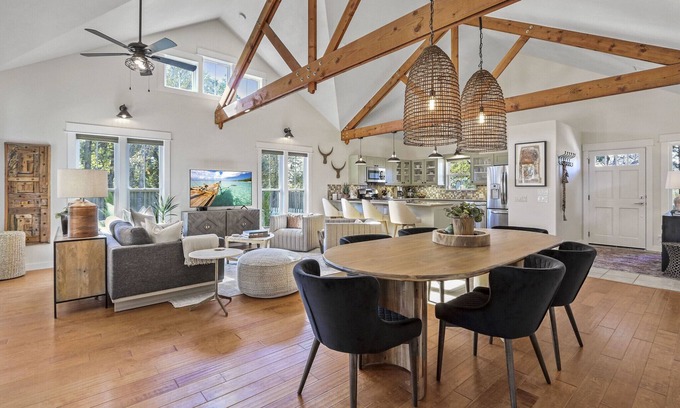 Dripping Springs House | Experience Haydon House: Modern Retreat with Outdoor Oasis