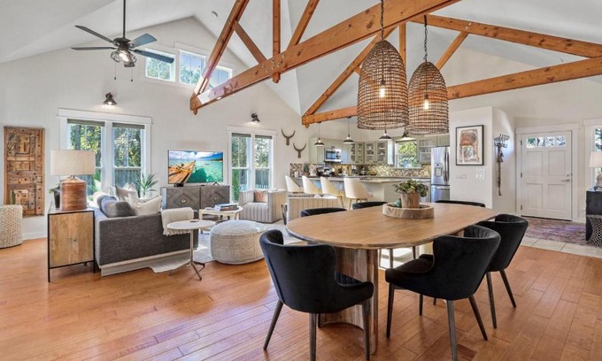 Dripping Springs House | Discover Haydon House: A 4-Star Family-Friendly Retreat