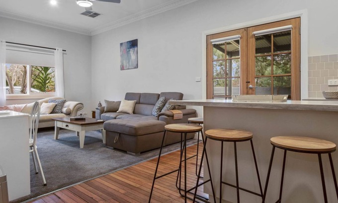 North Wagga Wagga House | Hayes Corner Cottage: Pet-Friendly Retreat Near CBD