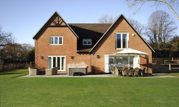 Highmoor Cross House | Relaxing Getaway at Hayward House with Hot Tub & Garden