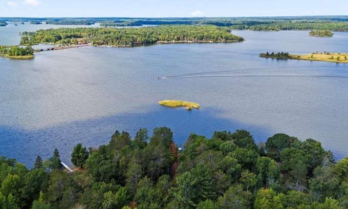 Hayward House | Perfect Eaglesnest Log Home on Lake Chippewa - Pet Friendly!