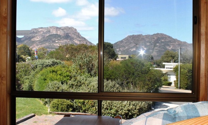 Coles Bay House | Cozy Hazards House: Oceanfront Retreat with Breakfast
