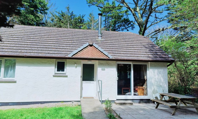 Goonhavern Cottage | Hazel Croft: Cozy Retreat for 4 in Tranquil Woodland