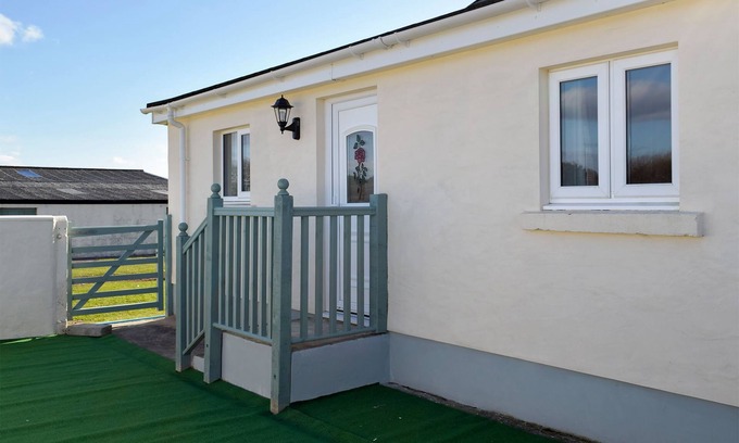 Whitland Cottage | Oceanfront One-Bedroom Retreat in Red Roses, Guest Rated 9.6