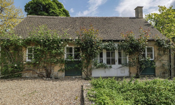 Brimpsfield Cottage | Cozy Hazel Manor Wing: Pet-Friendly Retreat in Painswick