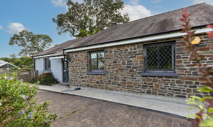 Saundersfoot Cottage | Unforgettable Stay at Hazelglade Cottage with Hot Tub