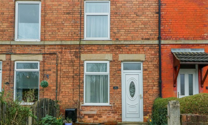 Worksop House | Pet-Friendly Hazelmere Cottage with Garden in Creswell
